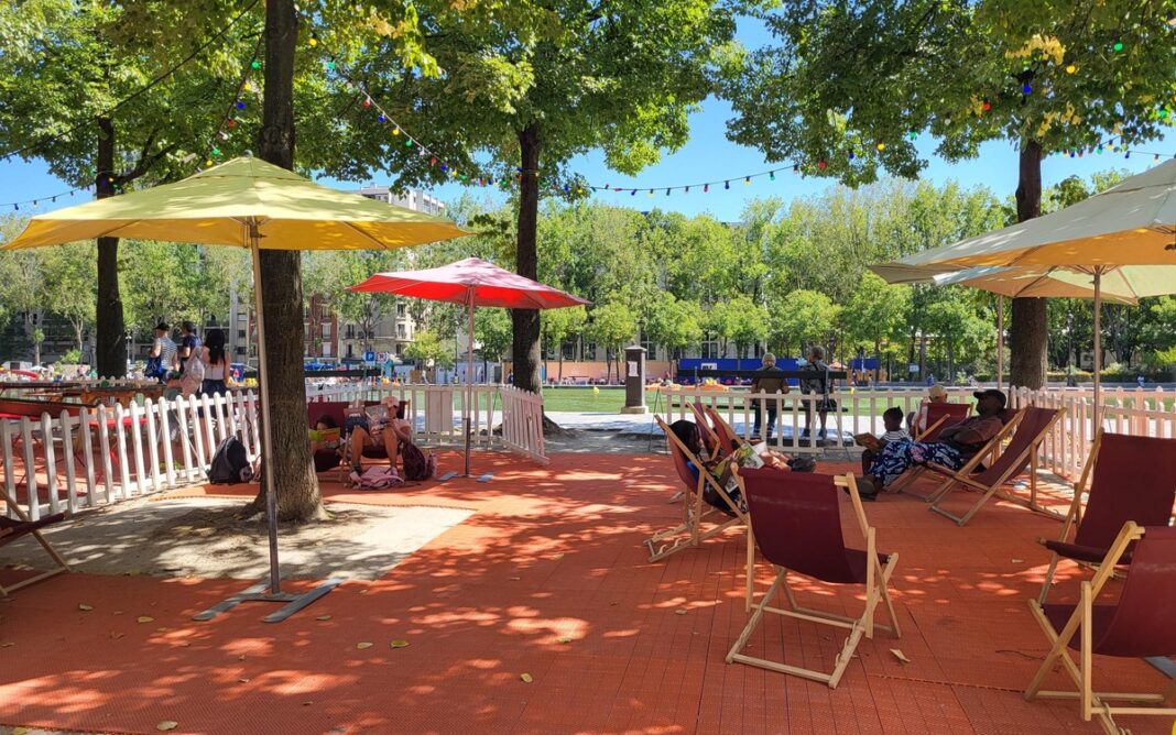 Une bibliothèque éphémère aux couleurs de l’Amérique à Paris Plages