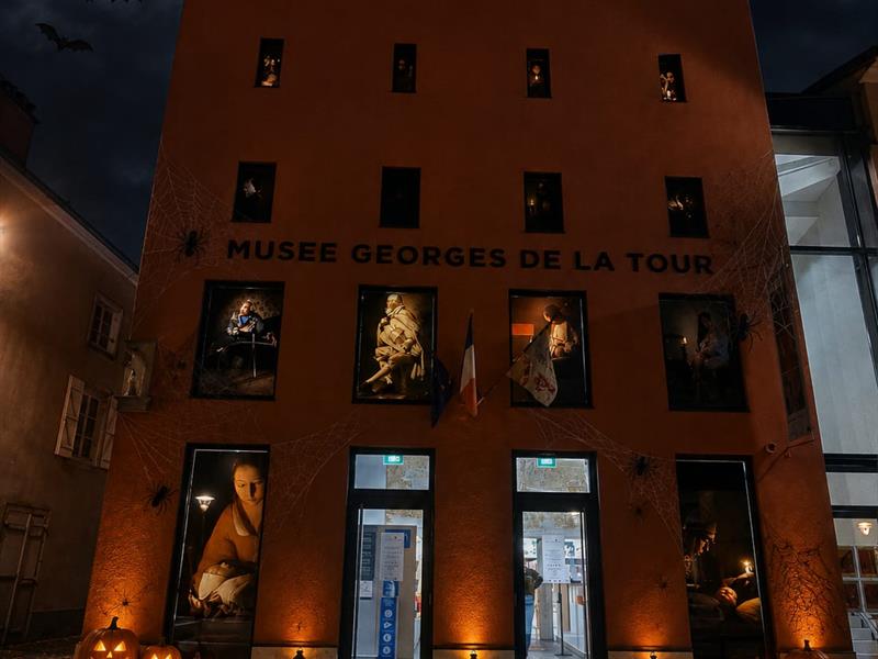 Une œuvre, un conte L’étrange. Place Jeanne D’Arc Vic-sur-Seille