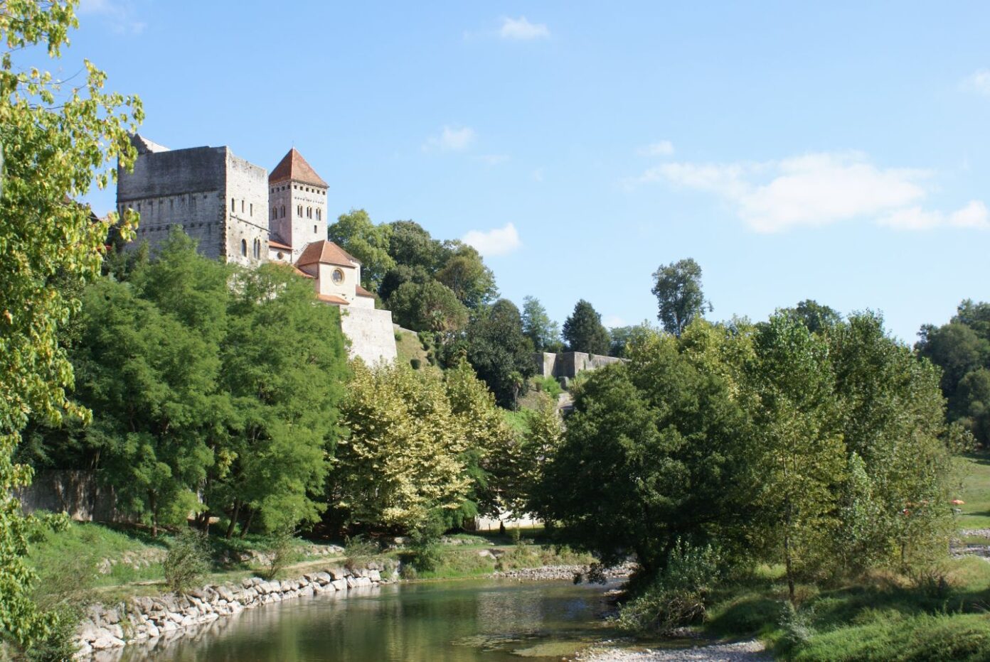Visite commentée A la découverte de la cité médiévale et billet d’entrée à la Tour Monréal Place Royale Sauveterre-de-Béarn