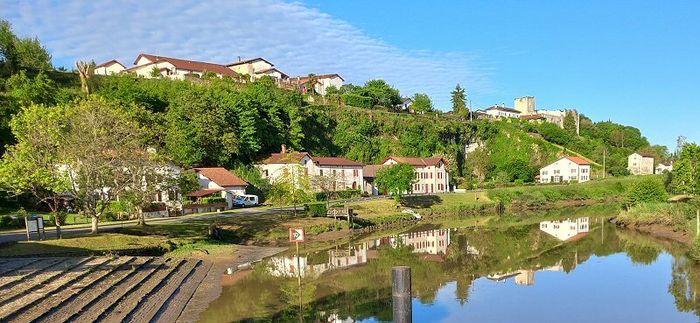 Visite commentée : Port, bourgade et château, Guiche, Guiche