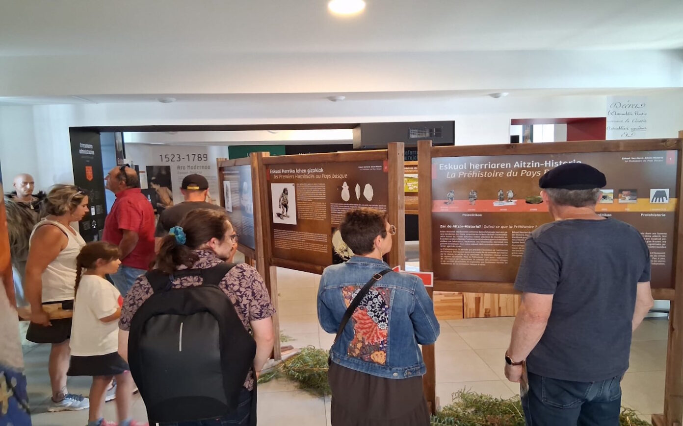 Visite du centre d&rsquo;interprétation Mehaka sur la Basse Navarre en basque. Mehakaren bisita Mehaka Saint-Étienne-de-Baïgorry
