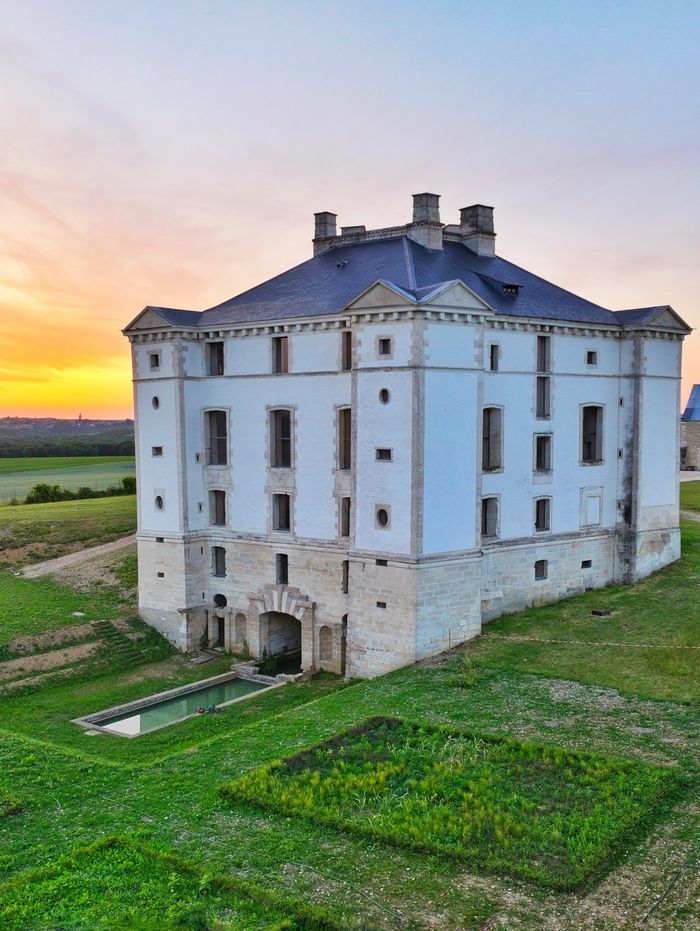 Visite du château de Maulnes, Château de Maulnes, Cruzy-le-Châtel