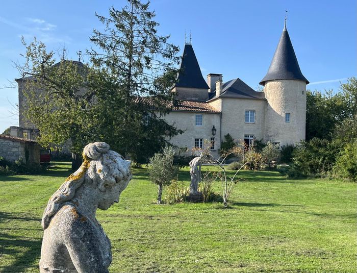 Visite du château de Monteneau (extérieure et Intérieure), Château de Monteneau, Limalonges