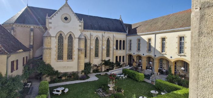 Visite du cloître de l&rsquo;ancien pensionnat de Saint-Laurent-en-Brionnais, Ancien pensionnat de Saint-Laurent-en-Brionnais, Saint-Laurent-en-Brionnais