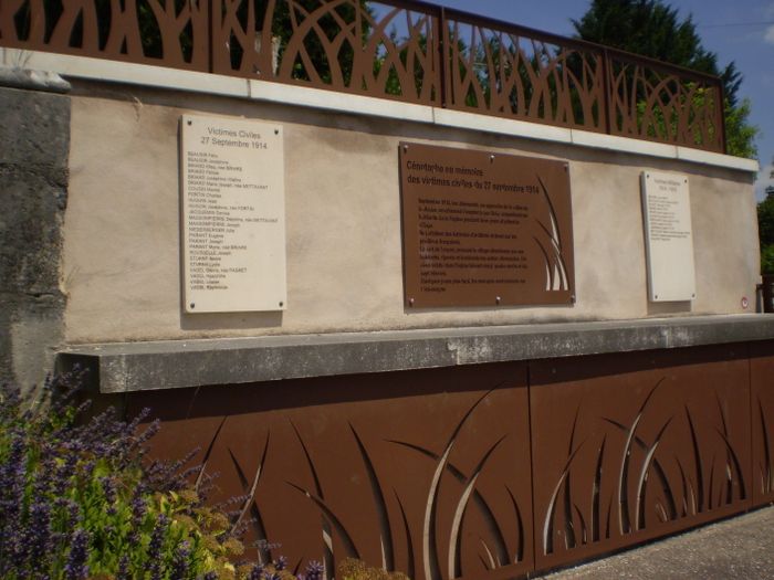 Visite d&rsquo;un cimetière en commémoration à des victimes de la Seconde Guerre mondiale, Cimetière, Dompierre-aux-Bois