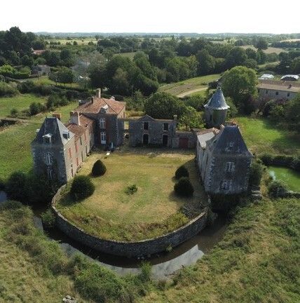 Visite guidée de la cour d&rsquo;honneur, Château du Retail, Legé, Legé