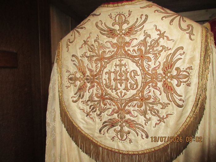 Visite guidée de l&rsquo;exposition de vêtements et d&rsquo;objets liturgiques et montée au clocher, Église Saint-Julien, Domfront en Poiraie