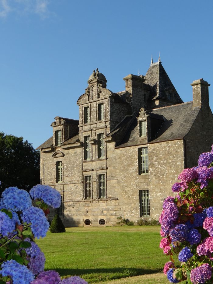 Visite guidée des extérieurs du château de Maillé, Château de Maillé, Plounévez-Lochrist