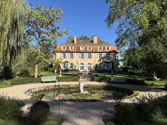 Visite guidée d’une demeure familiale érigée en 1767 et de son parc, dans le Roannais en pays de Charlieu., Château du Poyet, Pouilly-sous-Charlieu