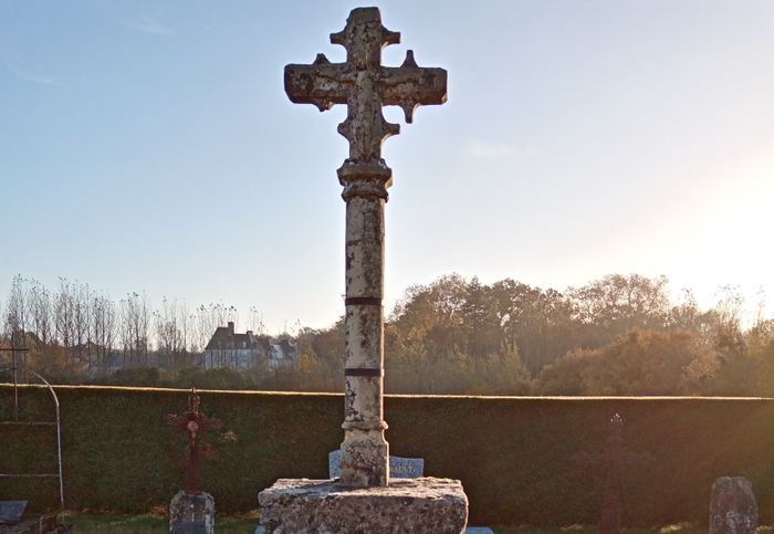 Visite libre de la croix du cimetière de Montpollin, Eglise Saint-Eutrope, Baugé en Anjou