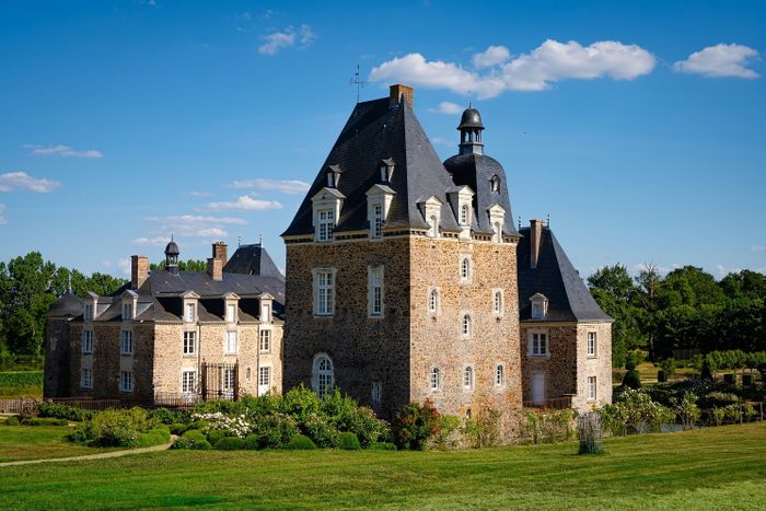 Visite libre des extérieurs du château des Arcis, des dépendances et des jardins, Château des Arcis, Le Buret