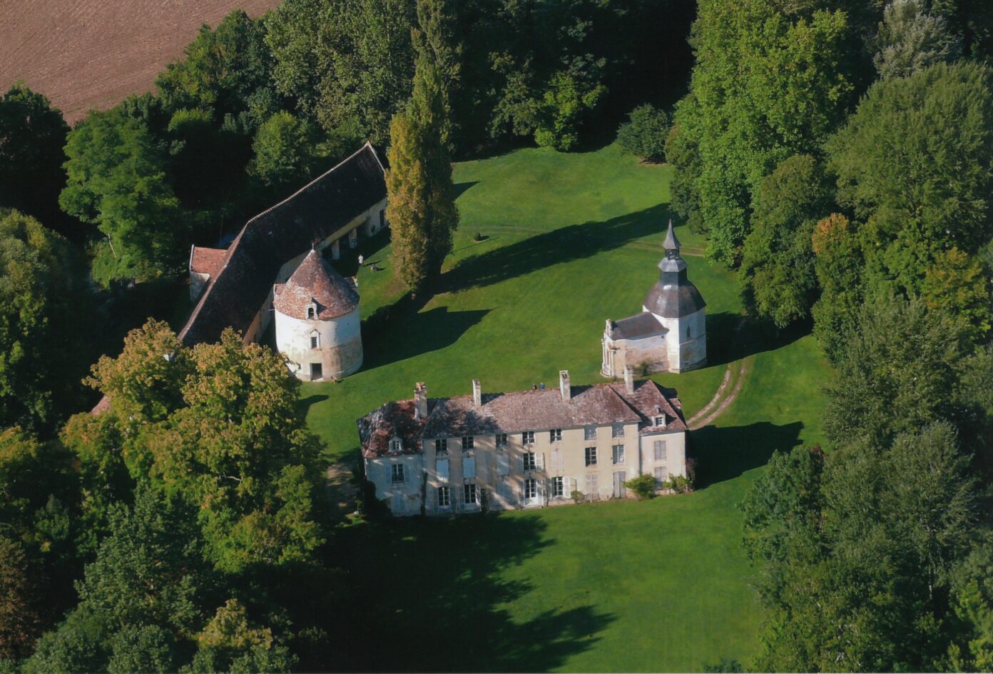 Visite libre du parc et des bâtiments annexes du Château de Vicques  Vicques