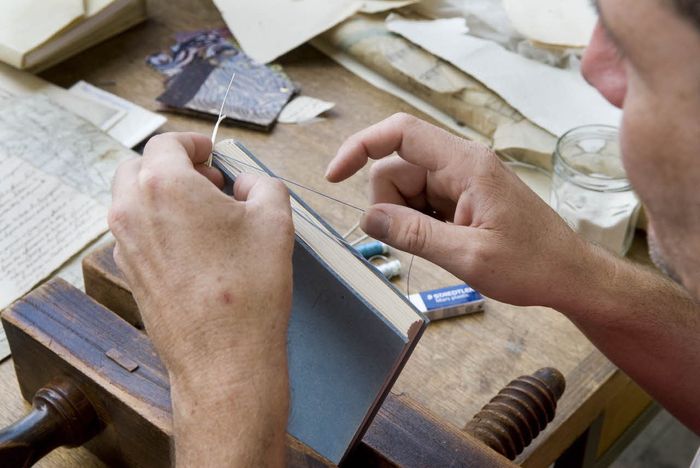 Visites de l’atelier de restauration, reliure et dorure, Archives nationales de France, Saint-Denis