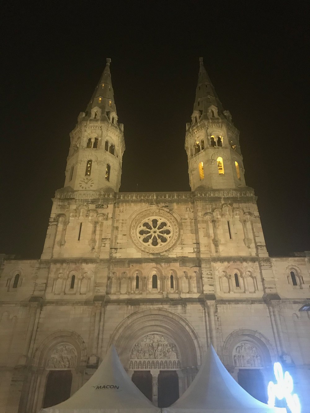 Visitez l’église Saint-Pierre de Mâcon (Spécial Mort et Démons Anti-Halloween) RV sur les marches du parvis principal de l’Eglise Saint-Pierre Mâcon