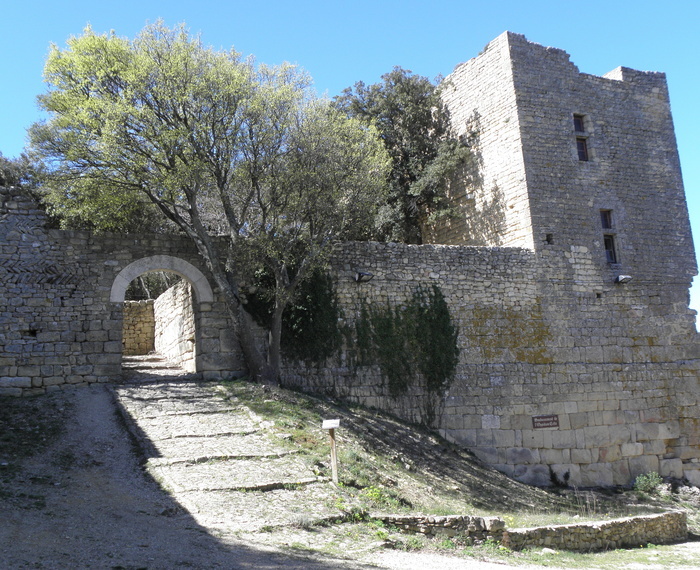 À la découverte du site de Gicon : un promontoire rocheux chargé d&rsquo;histoire et de légendes, Château de Gicon, Chusclan