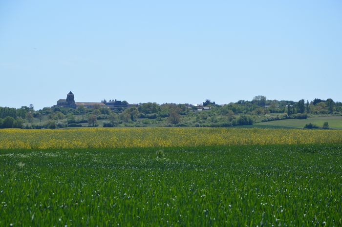 À vélo, découverte de Saint-Jouin-de-Marnes, Place du Monument aux morts, Plaine-et-Vallées