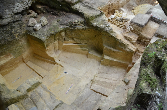 Activité d’archéologie expérimentale : démonstration de taille de sarcophage mérovingien, Musée archéologique de Civaux, Civaux
