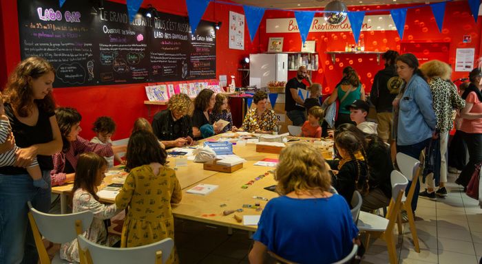 Atelier d’arts graphiques : Attrape-soleil coloré, Théâtre Le Grand bleu, Lille