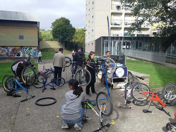 Atelier mobile participatif d’auto-réparation de vélo Le Crabe Rouge Rennes
