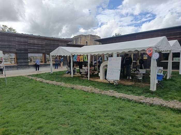 Ateliers enfants –  Dans la cour du château de Brie-Comte-Robert, Château de Brie-Comte-Robert – Centre d&rsquo;interprétation du patrimoine, Brie-Comte-Robert