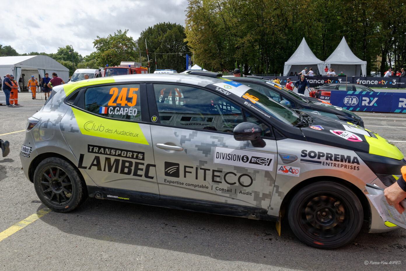 La voiture de Claudio Capéo sur la ligne de départ au Rallycross de Loheac 2026