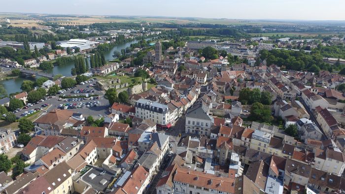 Beaumont à travers les âges, du gallo-romain à nos jours, Château féodal, Beaumont-sur-Oise