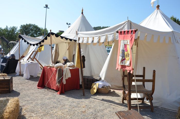 Campement et animations médiévales par les médiévales roquebrunoises et le clan des bannis, à Roquebrune-sur-Argens, Chapelle Saint Roch, Roquebrune-sur-Argens