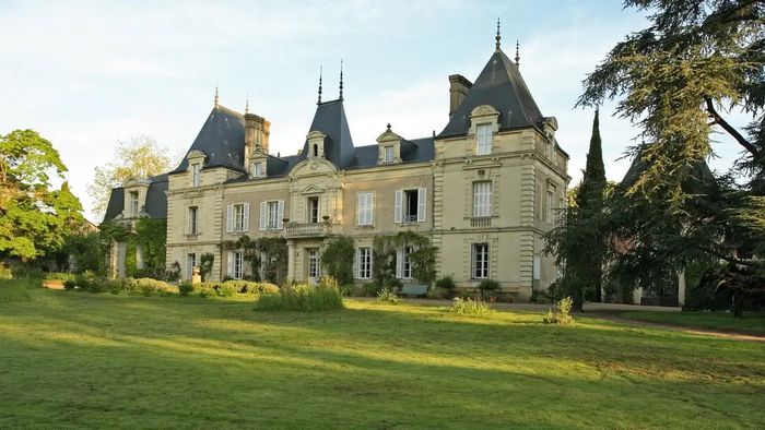 CHÂTEAU DES VAULTS – DOMAINE DU CLOSEL, Domaine du Closel – Château des Vaults, Épiré