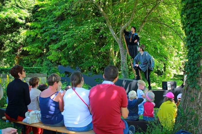 Chut ! l’arbre – Compagnie Chamane avec la Chorale Gamins-Gamines, Dans les remparts sous les arbres têtards. En contrebas de la dame au chien, Le Quesnoy