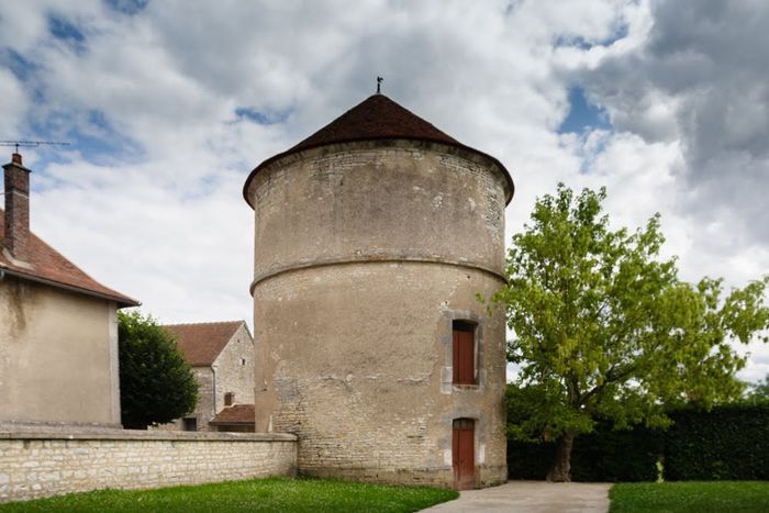 Colombier du XVIIe siècle, cour de la mairie, Poilly-sur-Serein