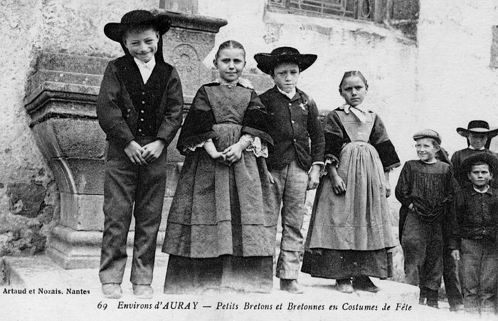 Comment s’habillaient les enfants alréens il y a 100 ans ?, Église Saint-Gildas, Auray