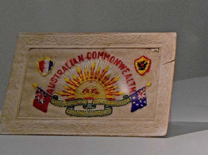 Création de cartes brodées, Musée de la Bataille de Fromelles, Fromelles