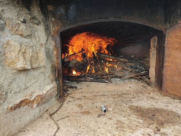 Cuisson dans le four rénové du domaine de la Fosse-Piquet, Domaine de la Fosse-Piquet / Bains-sur-Oust, Bains-sur-Oust