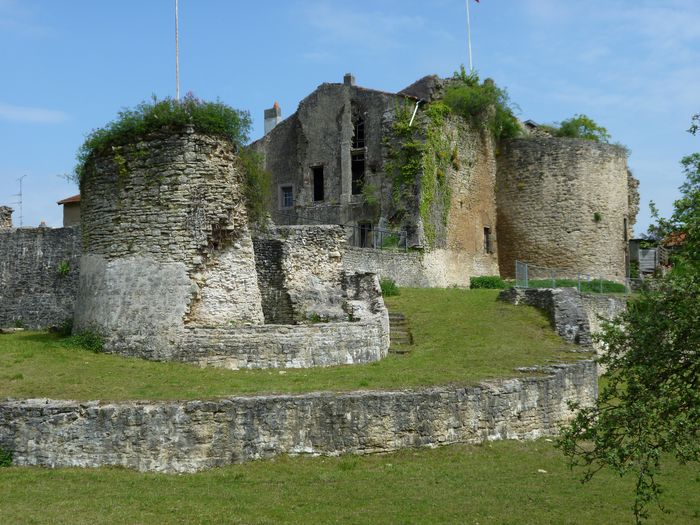 Découverte du château Qui qu&rsquo;en grogne, Château « Qui qu&rsquo;en grogne », Moyen