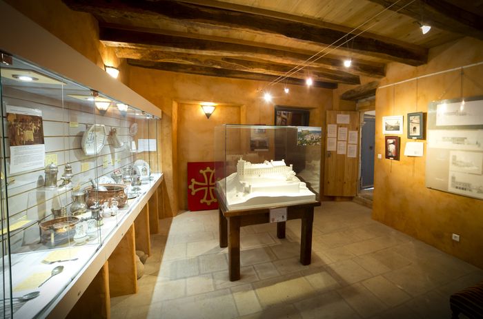 Découvrez trois expositions dans l’une des plus belles maisons de la cité médiévale de Sévérac-le-Château, Maison des Consuls, Sévérac-le-Château