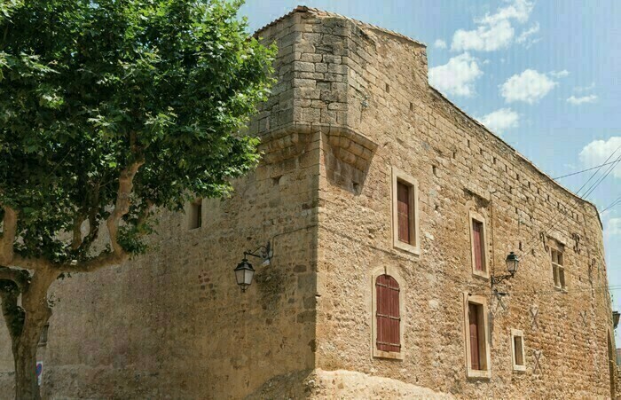 Découvrez un authentique château médiéval au cœur du village, Château de Creissan, Creissan