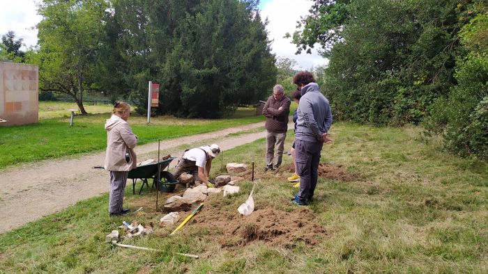 Démonstration de construction en pierre sèche, Maison du parc naturel régional du Morvan, Saint-Brisson