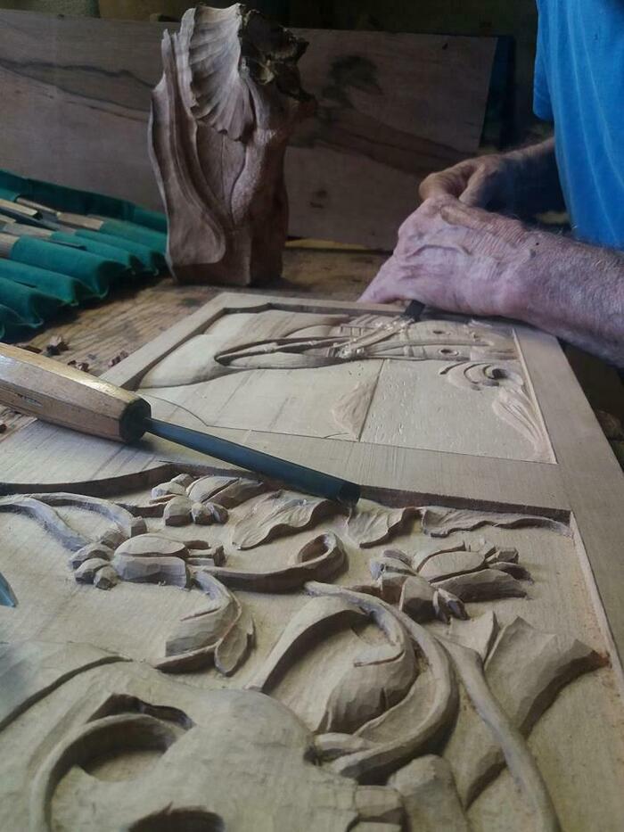 Démonstration de sculpture sur bois, Musée-Ressource de la Tartugo, Carnoules