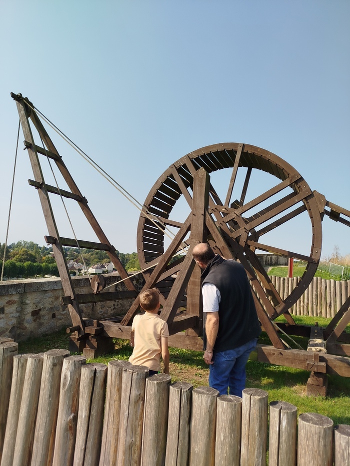 Démonstration : explications et manipulation de l’engin de levage « L’Opportune », Château Guillaume-le-Conquérant, Falaise