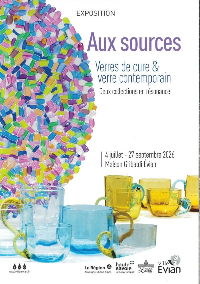 Exposition « AUX SOURCES » – Verres de cure & Verre contemporain – deux collections en résonance, Maison Gribaldi, Évian-les-Bains