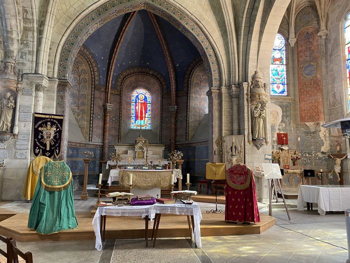 Exposition de vêtements religieux, Église Saint-Vincent, Neuvy-le-Roi