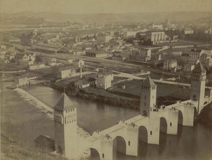 Exposition : Quand le Pont Valentré regarde la ville…, Bibliothèque patrimoniale et de recherche, Cahors