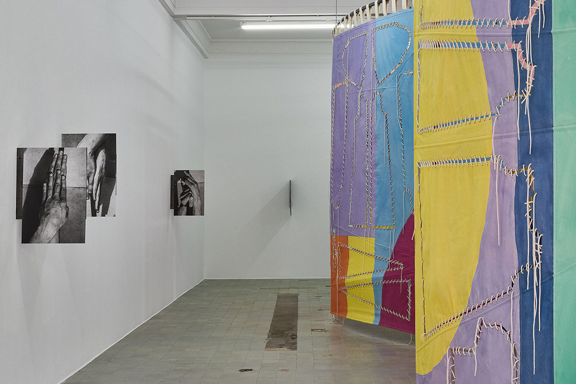 Installation de Nefeli Papadimouli mêlant textile et photographie