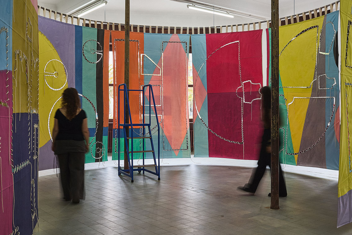 Grande installation textile colorée de Nefeli Papadimouli au Grand Café