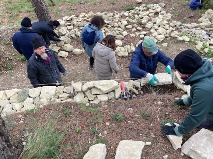 Initiation pierre sèche : apprendre à construire un muret traditionnel, parking chateau de Saumane de Vaucluse, Saumane-de-Vaucluse