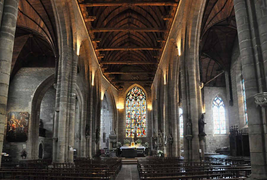 Intérieur de l’église Saint-Armel à Ploërmel