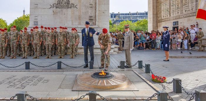 La cérémonie du ravivage de la Flamme sur la tombe du Soldat inconnu – 103 ans d&rsquo;existence, Arc de triomphe, Paris