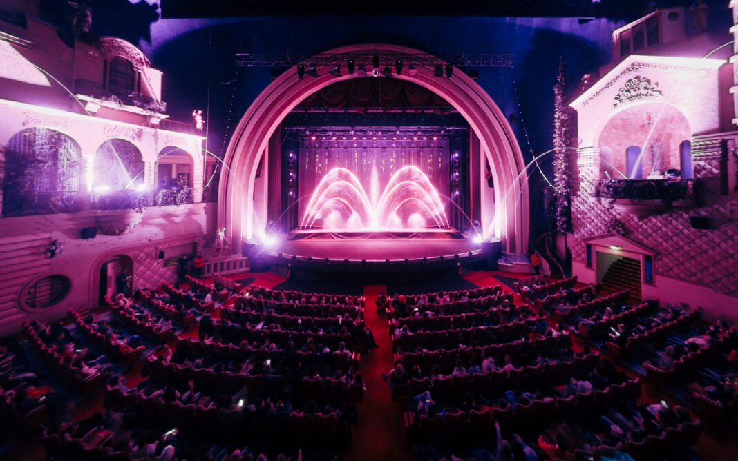 LA FEERIE DES EAUX et le film BILLIE, à la Croisée des Mondes LE GRAND REX PARIS Paris