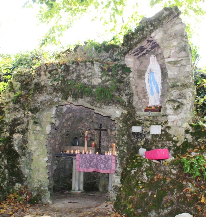 La grotte de Marie, nichée dans un jardin, Chemin des Longs Sillons, Thomery