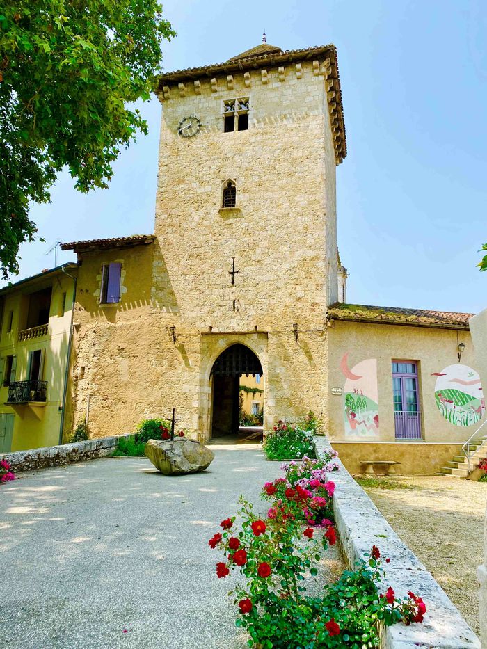 La porte ogivale du XIVe siècle : un témoignage impressionnant de défense médiévale !, Tour Porte, Sarrant